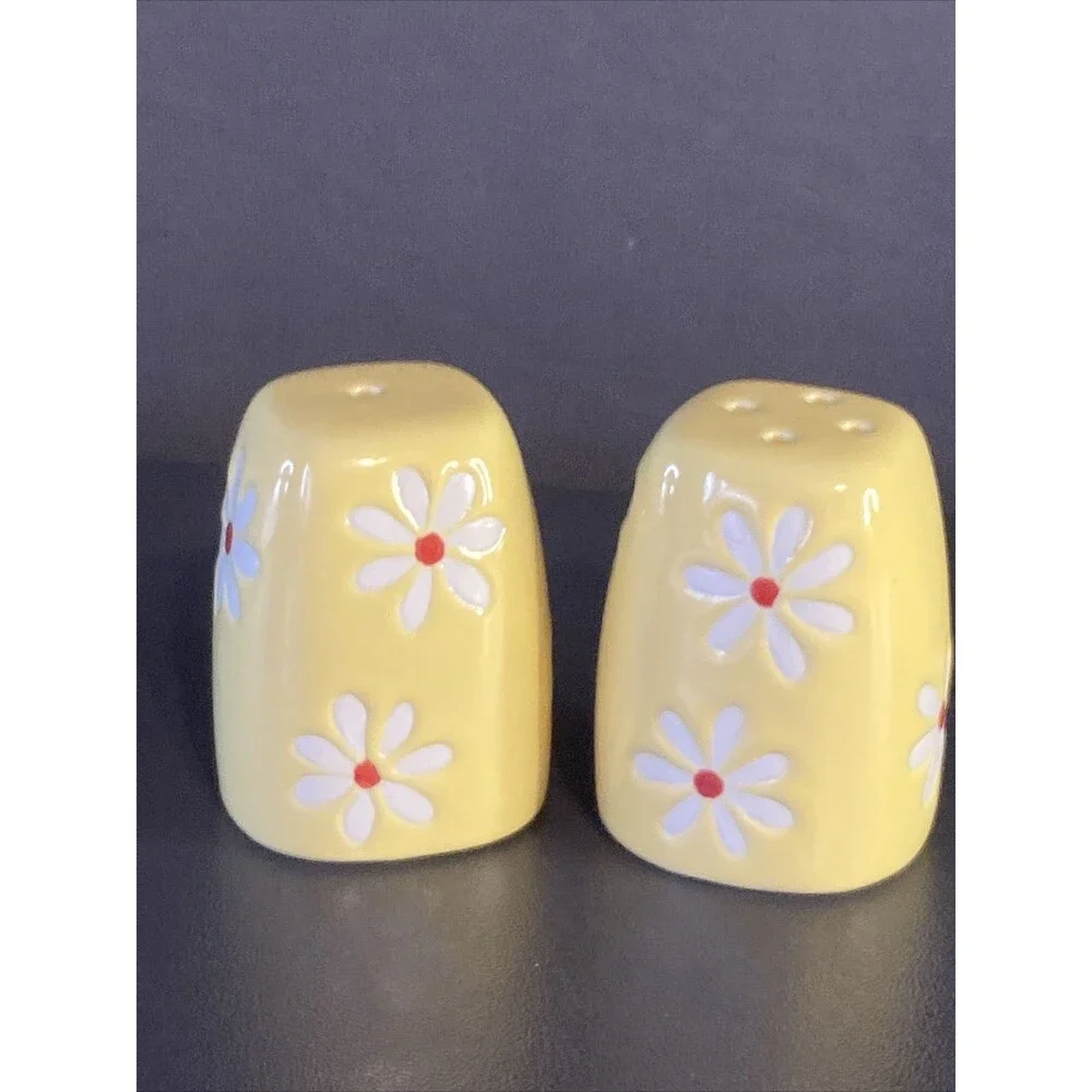 Pfaltzgraff Floral Mini Yellow Salt & Pepper Shakers Daisy Flowers 2